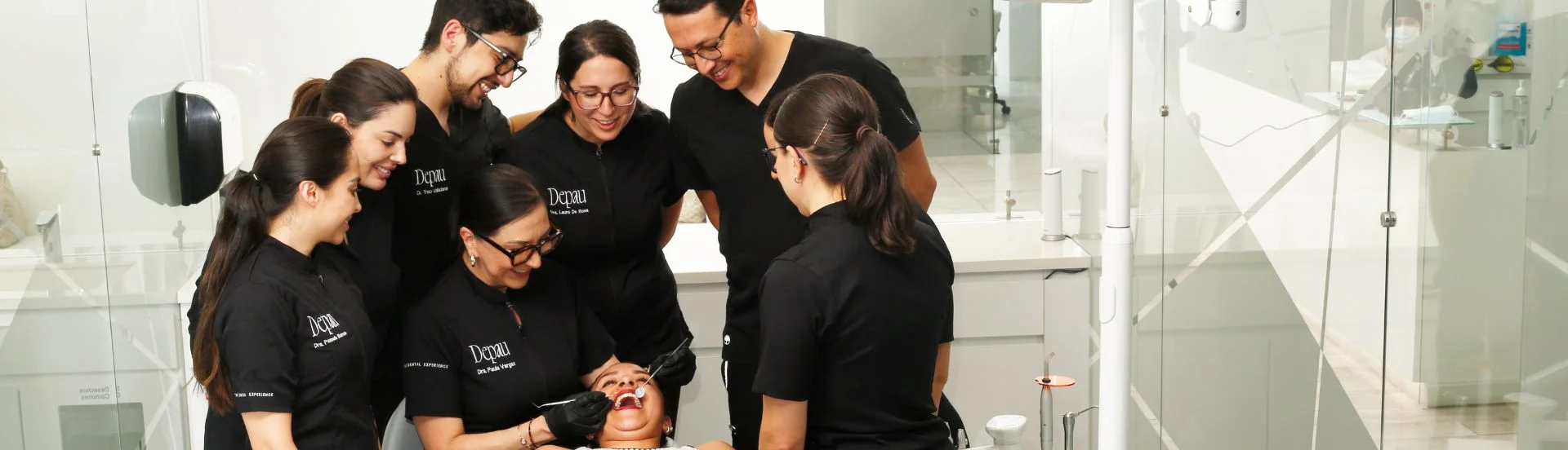 Especialista de Depau Dental realizando un diagnóstico digital para un diseño de sonrisa en una clínica dental en QuitoClínica dental en Quito: 5 claves para elegir la mejor | Blogbanner