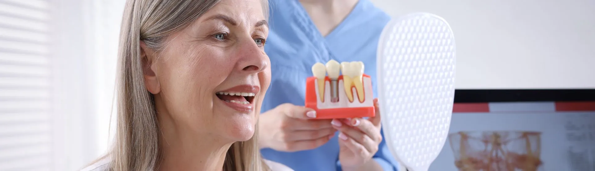 Dra. Paula Vargas en consulta diagnóstica de clínica dental especializada en QuitoClínica Dental en Quito: Innovación y Salud para tu Sonrisa | Blogbanner