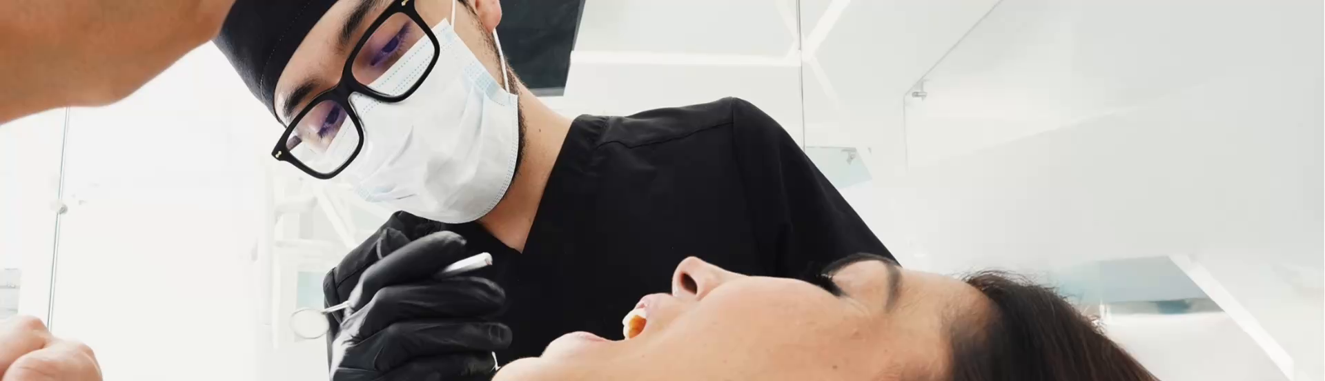 Paciente mostrando resultados de ortodoncia invisible en EcuadorOrtodoncia invisible en Ecuador | Blog Depau Dentalbanner