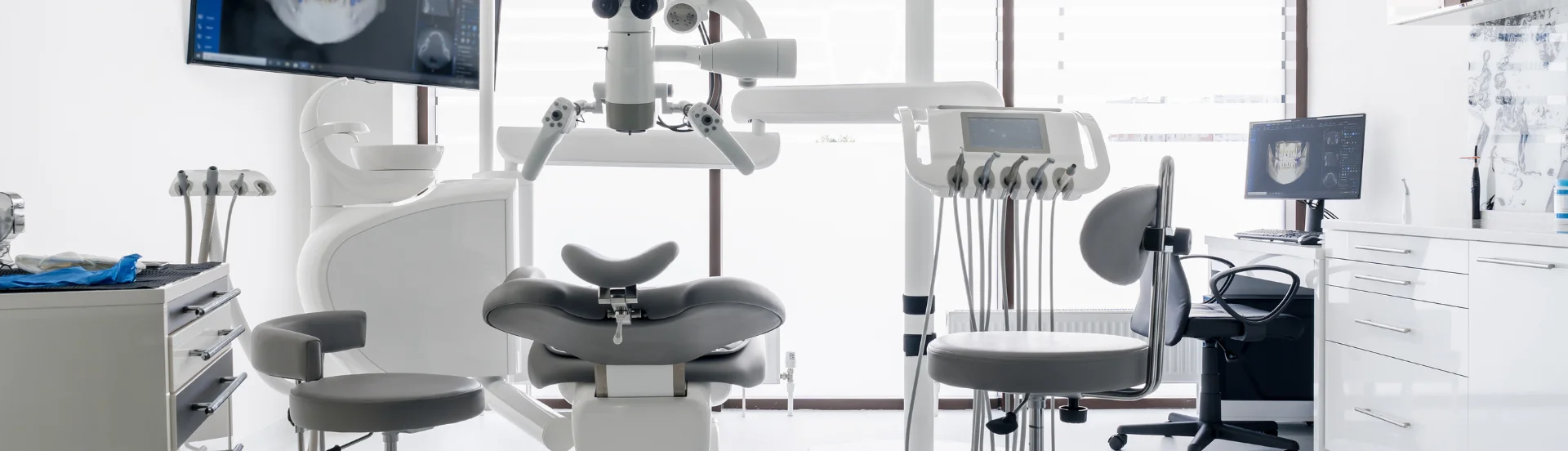 Paciente en consulta de odontología especializada en una clínica dental en Quito con tecnología moderna.5 cosas que exigir al elegir tu clínica dental en Quito en 2026banner